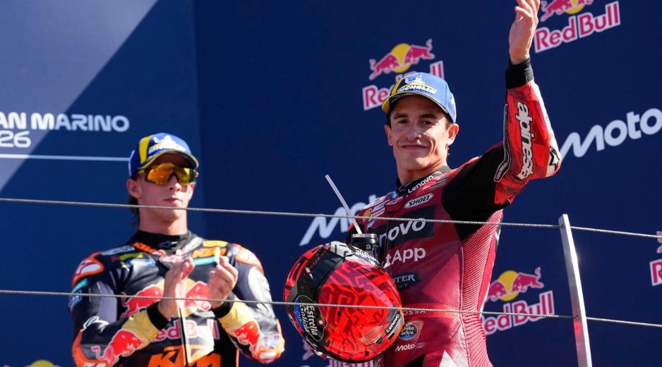 El piloto español del equipo Ducati Lenovo, Marc Márquez, celebra en el podio tras ganar la carrera de MotoGP del Gran Premio de San Marino. EFE/D. Di Giovanni
