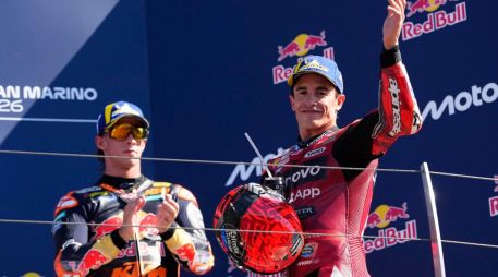 El piloto español del equipo Ducati Lenovo, Marc Márquez, celebra en el podio tras ganar la carrera de MotoGP del Gran Premio de San Marino. EFE/D. Di Giovanni