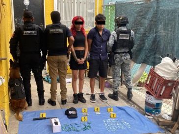 La Fiscalía del Estado detuvo a tres personas y aseguró cerca de cien bolsas con droga tras dos cateos contra el narcomenudeo en Tonalá y Tlajomulco. ESPECIAL.