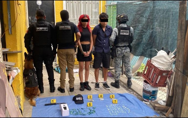 La Fiscalía del Estado detuvo a tres personas y aseguró cerca de cien bolsas con droga tras dos cateos contra el narcomenudeo en Tonalá y Tlajomulco. ESPECIAL.