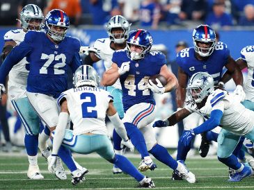 La ofensiva neoyorquina dominó el tiempo de posesión y capitalizó los errores del rival para asegurar la victoria en este duelo divisional de la NFC Este. AFP.