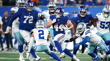 La ofensiva neoyorquina dominó el tiempo de posesión y capitalizó los errores del rival para asegurar la victoria en este duelo divisional de la NFC Este. AFP.