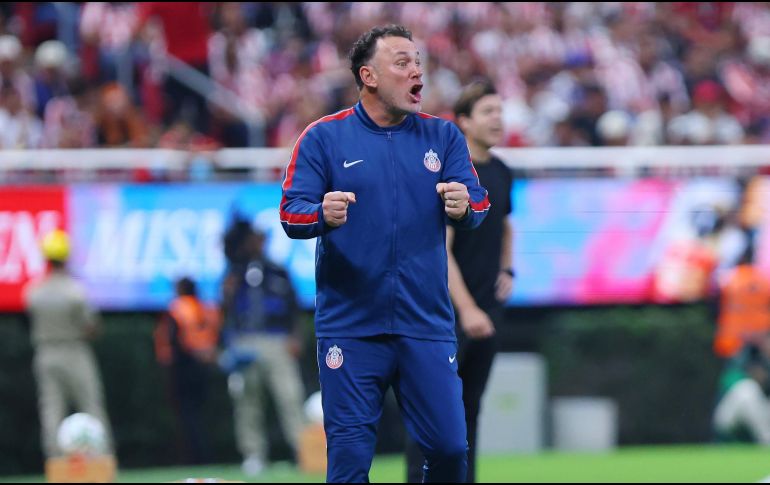 El técnico rojiblanco, Gabriel Milito, aseguró que la racha positiva de Chivas no influirá en el Clásico Nacional ante América. IMAGO7.