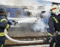 Equipos de emergencia ucranianos atendieron el incendio provocado por el ataque con un dron ruso. AFP