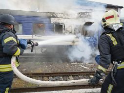 Equipos de emergencia ucranianos atendieron el incendio provocado por el ataque con un dron ruso. AFP