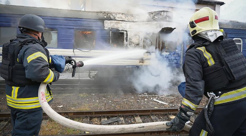 Equipos de emergencia ucranianos atendieron el incendio provocado por el ataque con un dron ruso. AFP