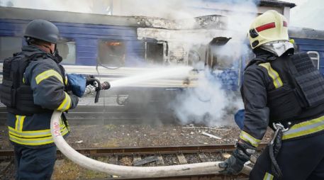 Equipos de emergencia ucranianos atendieron el incendio provocado por el ataque con un dron ruso. AFP
