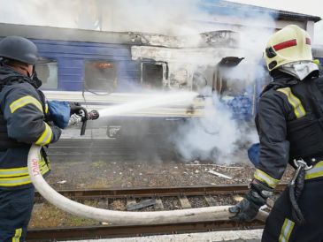 Equipos de emergencia ucranianos atendieron el incendio provocado por el ataque con un dron ruso. AFP