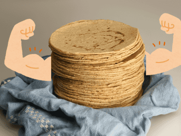Aunque la tortilla suele aportar menos energía por pieza, también es importante considerar las porciones consumidas. CANVA