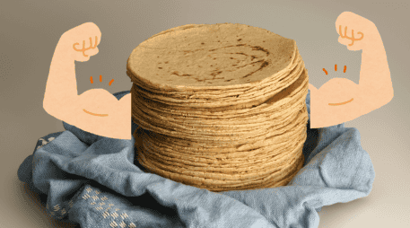 Aunque la tortilla suele aportar menos energía por pieza, también es importante considerar las porciones consumidas. CANVA
