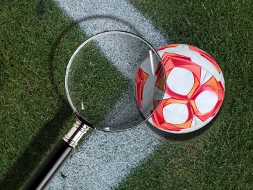 La investigación de la CNA busca determinar si determinadas conductas podrían representar un abuso de poder de mercado capaz de afectar la competencia en el futbol profesional de México. ESPECIAL / IMAGO7 y CANVA