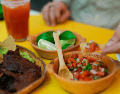 El IMSS sugiere que la mitad de las porciones sean verduras, un cuarto alimentos de origen animal bajos en grasa y el resto cereales. CANVA
