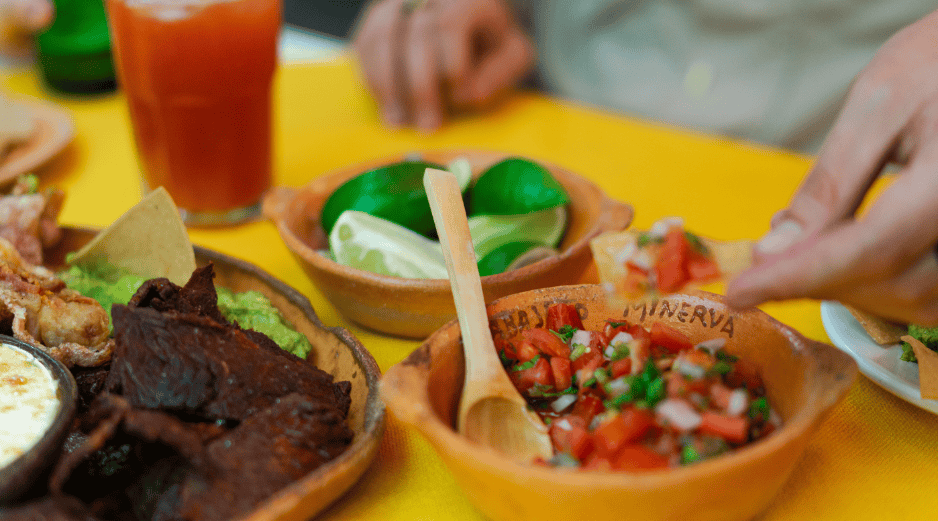 El IMSS sugiere que la mitad de las porciones sean verduras, un cuarto alimentos de origen animal bajos en grasa y el resto cereales. CANVA