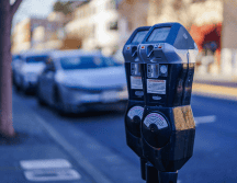 La suspensión del cobro no significa que cualquier lugar pueda utilizarse como estacionamiento. CANVA