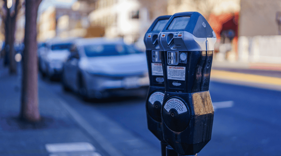 La suspensión del cobro no significa que cualquier lugar pueda utilizarse como estacionamiento. CANVA