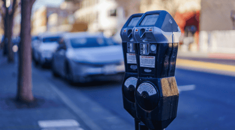 La suspensión del cobro no significa que cualquier lugar pueda utilizarse como estacionamiento. CANVA