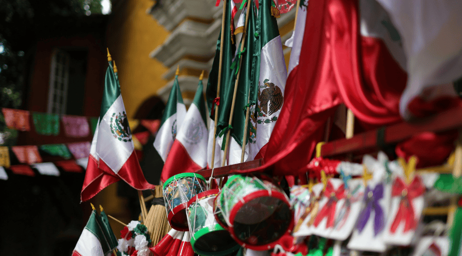 Para complementar la celebración, es fundamental considerar el impacto de nuestras compras, lo ideal es consumir y apoyar negocios mexicanos. CANVA