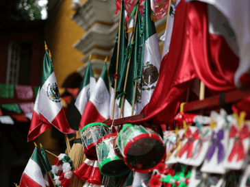 Para complementar la celebración, es fundamental considerar el impacto de nuestras compras, lo ideal es consumir y apoyar negocios mexicanos. CANVA