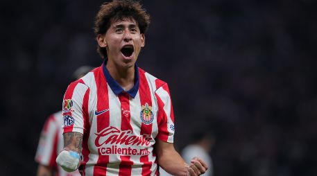 Santiago Sandoval aceleró su proceso de consolidación en Chivas al dar el salto directo desde la categoría Sub-17 al primer equipo por decisión de Gabriel Milito. IMAGO7.