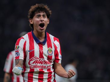 Santiago Sandoval aceleró su proceso de consolidación en Chivas al dar el salto directo desde la categoría Sub-17 al primer equipo por decisión de Gabriel Milito. IMAGO7.