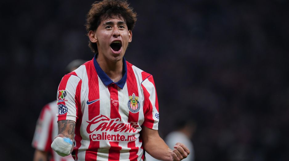 Santiago Sandoval aceleró su proceso de consolidación en Chivas al dar el salto directo desde la categoría Sub-17 al primer equipo por decisión de Gabriel Milito. IMAGO7.
