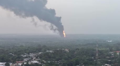 El incendio puede observarse varios kilómetros a la redonda debido a la magnitud de las llamas. SUN/ESPECIAL
