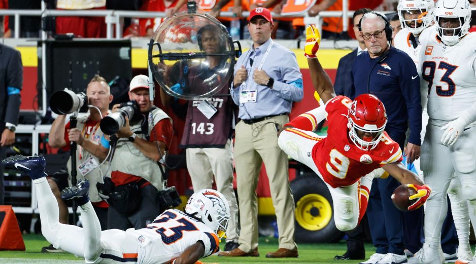 Kenneth Walker recorrió 173 yardas en 23 acarreos y anotó un espectacular touchdown tras una escapada de 60 yardas en su debut oficial. AP/C. Braley