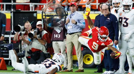 Kenneth Walker recorrió 173 yardas en 23 acarreos y anotó un espectacular touchdown tras una escapada de 60 yardas en su debut oficial. AP/C. Braley