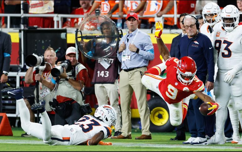 Kenneth Walker recorrió 173 yardas en 23 acarreos y anotó un espectacular touchdown tras una escapada de 60 yardas en su debut oficial. AP/C. Braley