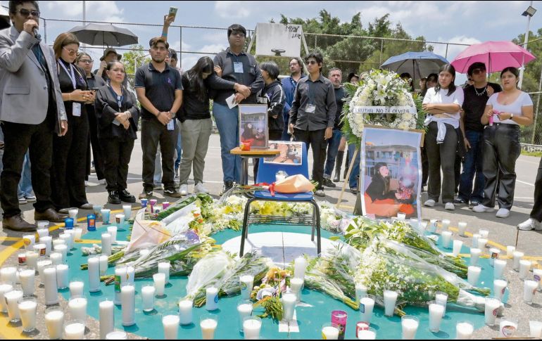 Compañeros de Claudia Tacoronte en México se reunieron para recordarla y exigir justicia por su muerte, bajo la consigna “Claudia no se olvida”. EFE