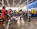 Las ofertas son válidas en las más de 2 mil sucursales físicas de Walmart y en su tienda en línea, que tiene las modalidades de entrega a domicilio y "pickup". EFE/Archivo