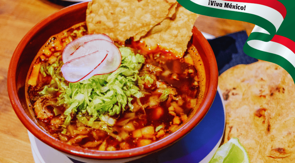 La Secretaría de Salud advierte constantemente sobre el consumo desmedido de tostadas fritas, crema entera y queso rallado. Estos ingredientes pueden triplicar el valor calórico de la cena en cuestión de minutos. ESPECIAL / CANVA