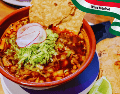 La Secretaría de Salud advierte constantemente sobre el consumo desmedido de tostadas fritas, crema entera y queso rallado. Estos ingredientes pueden triplicar el valor calórico de la cena en cuestión de minutos. ESPECIAL / CANVA
