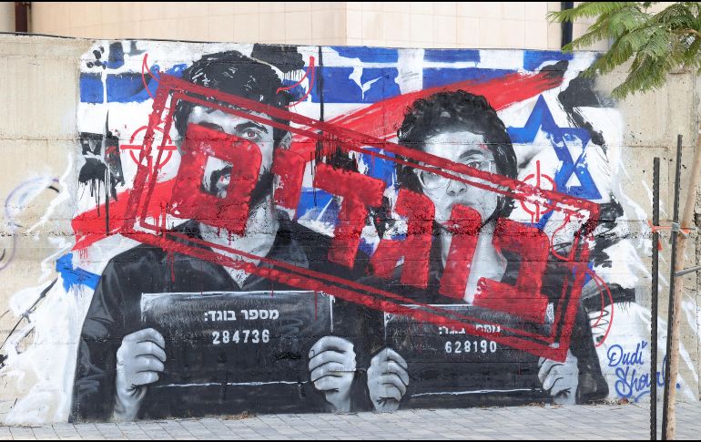 Un grafiti muestra a los directores de cine israelíes Yuval Abraham (izquierda) y Rachel Szor (derecha) junto a la palabra «traidor» en hebreo en la ciudad de Ashdod, Israel, el 15 de septiembre de 2026.  EFE/A. SULTAN