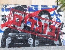Un grafiti muestra a los directores de cine israelíes Yuval Abraham (izquierda) y Rachel Szor (derecha) junto a la palabra «traidor» en hebreo en la ciudad de Ashdod, Israel, el 15 de septiembre de 2026.  EFE/A. SULTAN