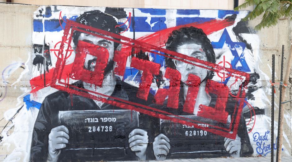 Un grafiti muestra a los directores de cine israelíes Yuval Abraham (izquierda) y Rachel Szor (derecha) junto a la palabra «traidor» en hebreo en la ciudad de Ashdod, Israel, el 15 de septiembre de 2026.  EFE/A. SULTAN