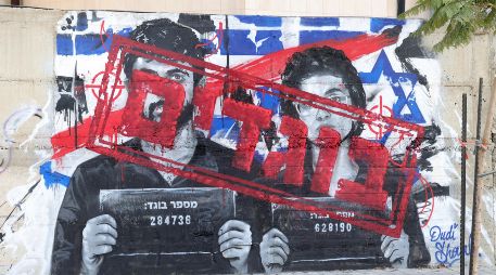 Un grafiti muestra a los directores de cine israelíes Yuval Abraham (izquierda) y Rachel Szor (derecha) junto a la palabra «traidor» en hebreo en la ciudad de Ashdod, Israel, el 15 de septiembre de 2026.  EFE/A. SULTAN