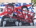 Un grafiti muestra a los directores de cine israelíes Yuval Abraham (izquierda) y Rachel Szor (derecha) junto a la palabra «traidor» en hebreo en la ciudad de Ashdod, Israel, el 15 de septiembre de 2026.  EFE/A. SULTAN