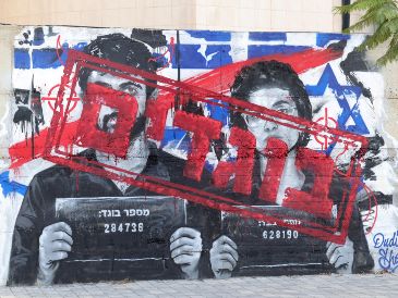 Un grafiti muestra a los directores de cine israelíes Yuval Abraham (izquierda) y Rachel Szor (derecha) junto a la palabra «traidor» en hebreo en la ciudad de Ashdod, Israel, el 15 de septiembre de 2026.  EFE/A. SULTAN