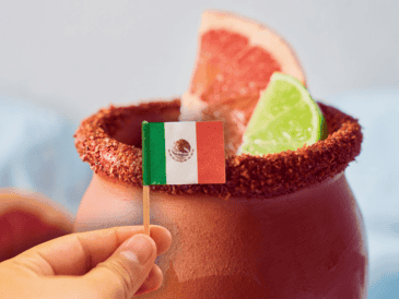 El verdadero secreto del éxito del cantarito de tequila radica en la frescura de sus ingredientes y en la naturaleza del recipiente. ESPECIAL / CANVA