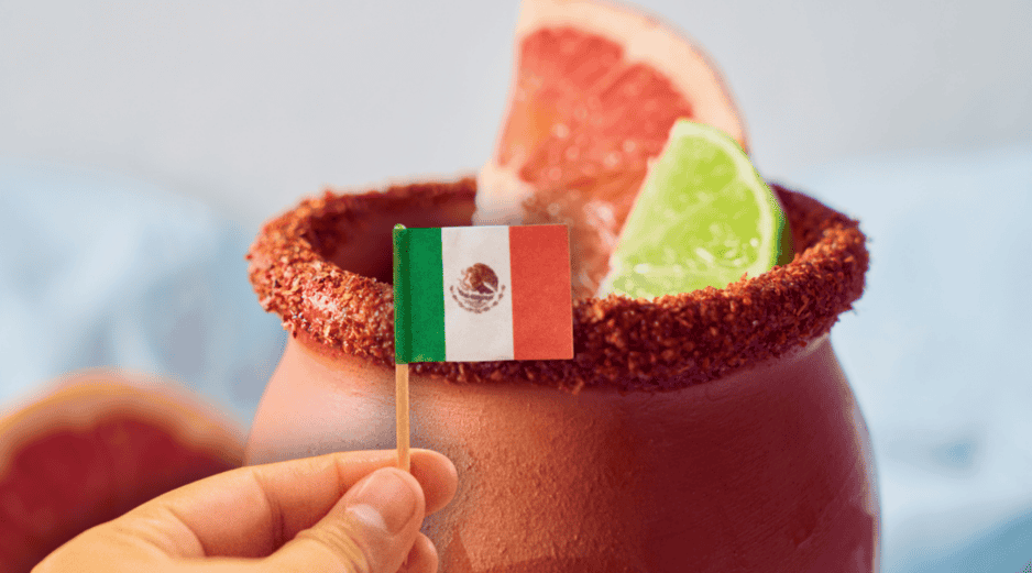 El verdadero secreto del éxito del cantarito de tequila radica en la frescura de sus ingredientes y en la naturaleza del recipiente. ESPECIAL / CANVA