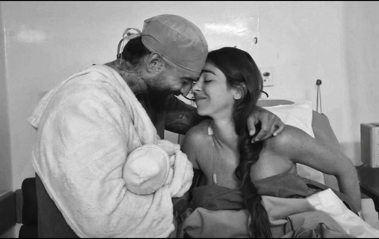 Maluma celebró esta nueva etapa con una tierna fotografía de su bebé en la postal, en blanco y negro, se aprecia a la pareja uniendo sus frentes mientras sonríen. INSTAGRAM/MALUMA