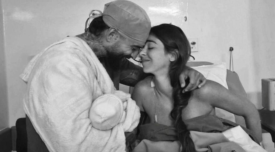 Maluma celebró esta nueva etapa con una tierna fotografía de su bebé en la postal, en blanco y negro, se aprecia a la pareja uniendo sus frentes mientras sonríen. INSTAGRAM/MALUMA