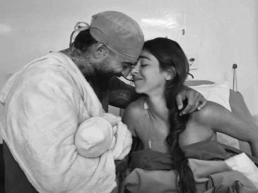 Maluma celebró esta nueva etapa con una tierna fotografía de su bebé en la postal, en blanco y negro, se aprecia a la pareja uniendo sus frentes mientras sonríen. INSTAGRAM/MALUMA