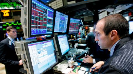 Por sectores, los únicos que terminaron la jornada de este martes con ganancias fueron el energético y el de materias primas. EFE/P. Foley