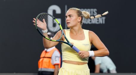 Sara Bejlek debutó con paso firme en el Guadalajara Open tras derrotar en sets corridos a la estadounidense Alycia Parks. CORTESÍA.