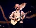 Cuatro de los artistas teloneros de la gira de Ed Sheeran anunciaron su renuncia en solidaridad con el rapero Macklemore. AFP