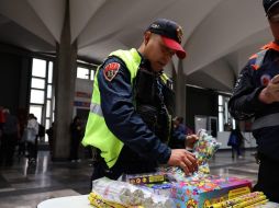 El Operativo “Cero Pirotecnia” realiza revisiones aleatorias en los accesos a distintas estaciones. X / @MetroCDMX