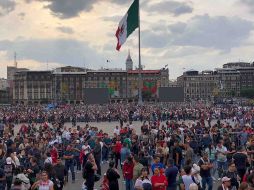 Después de pasar los filtros de seguridad, las personas desfilaron por el lugar con banderas sobre la espalda, sombreros anchos y penachos tricolores. SUN/D. Sánchez
