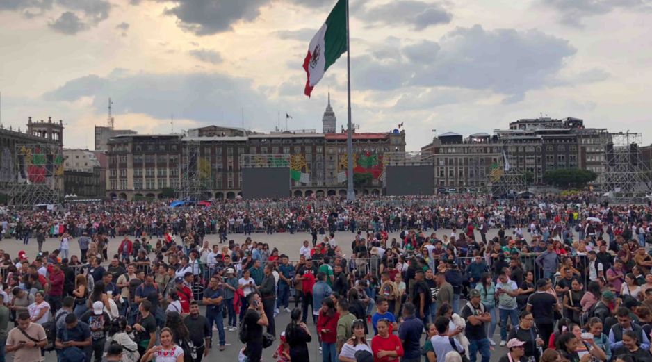 Después de pasar los filtros de seguridad, las personas desfilaron por el lugar con banderas sobre la espalda, sombreros anchos y penachos tricolores. SUN/D. Sánchez